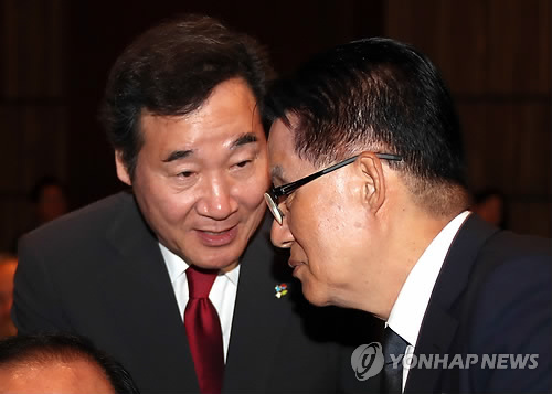 박지원 의원과 얘기 나누는 이낙연 총리