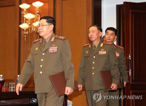 공동보도문 발표 위해 입장하는 북측 대표단