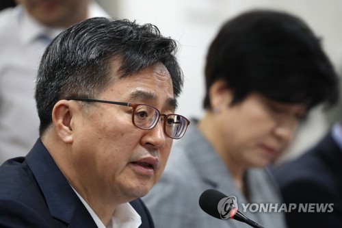 심각한 김동연 부총리