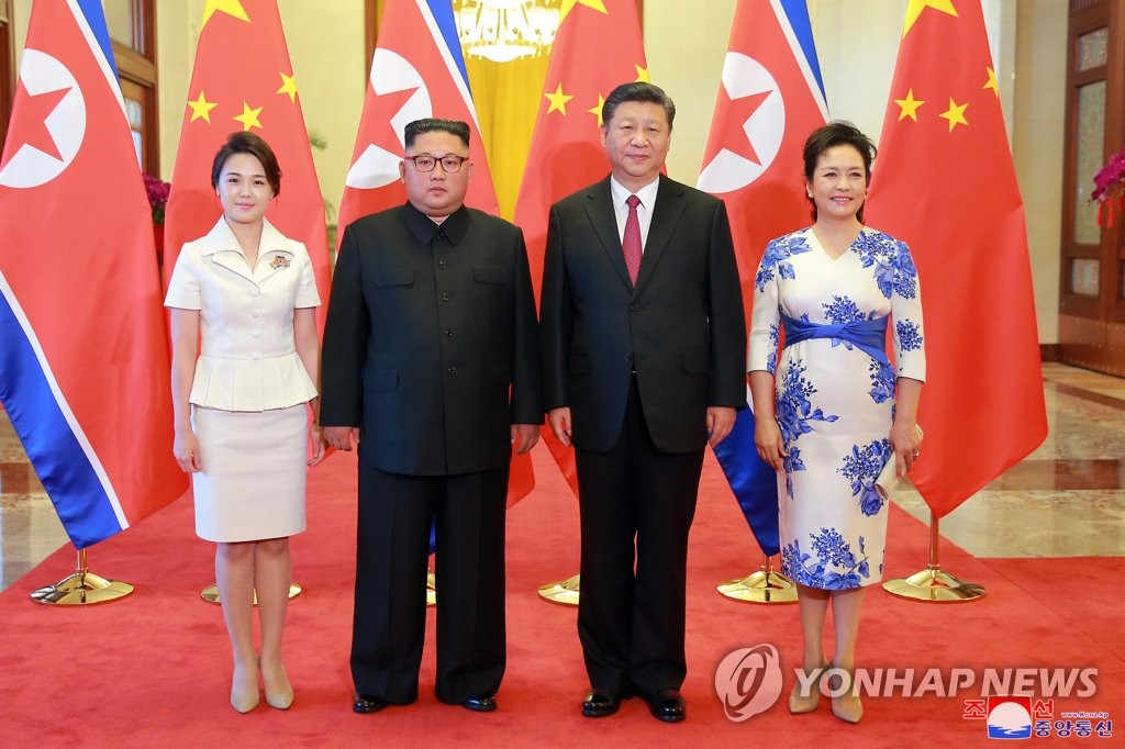 북한 김정은 위원장 부부, 시진핑 주석 부부와 기념촬영