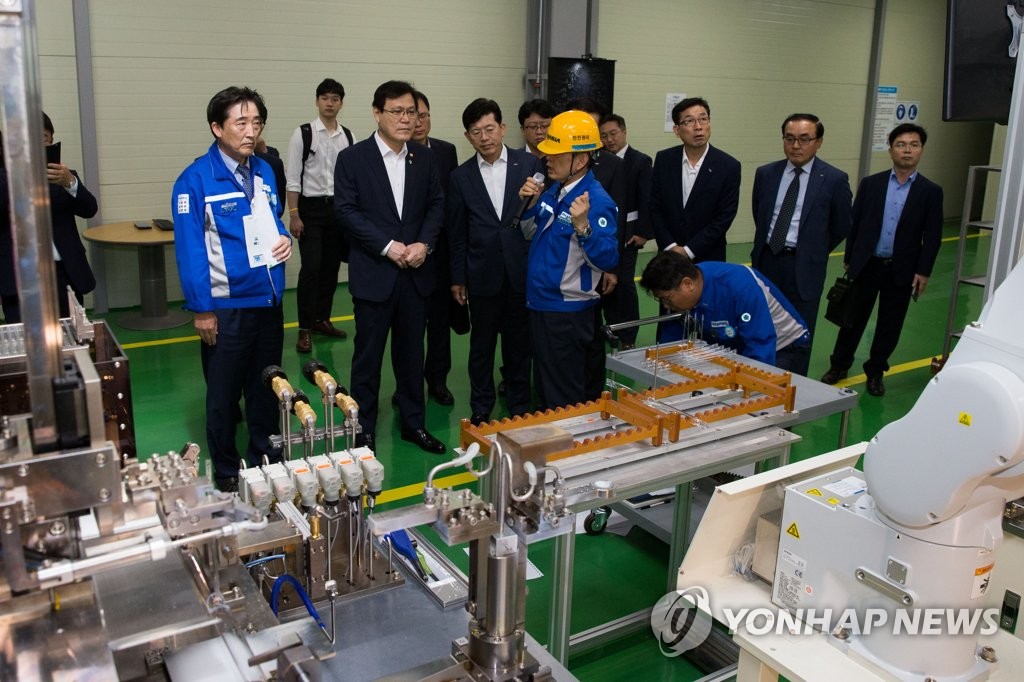 부산 조선 기자재 업체 둘러보는 최종구 금융위원장
