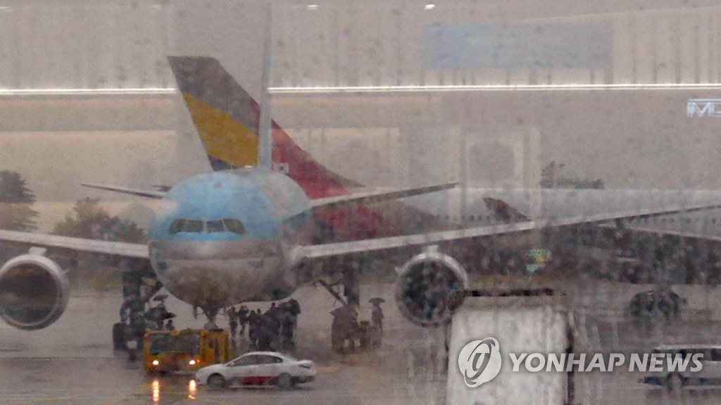 김포공항서 대한항공-아시아나기 충돌 