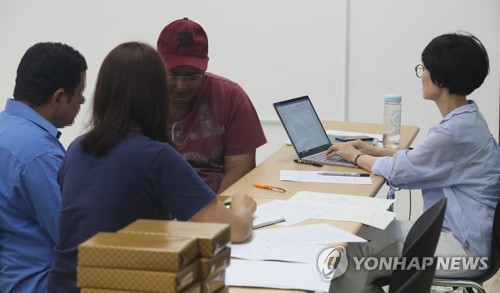 상담하는 예멘 난민신청자