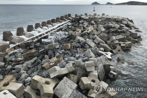 태풍에 파손된 제주 위미항 동방파제