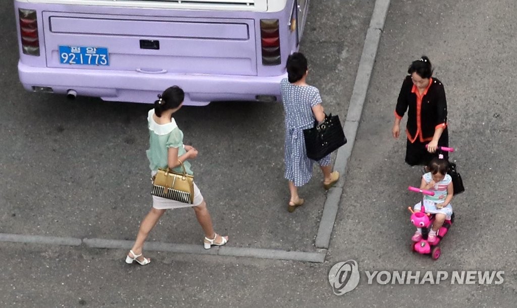 출근하는 평양 시민들
