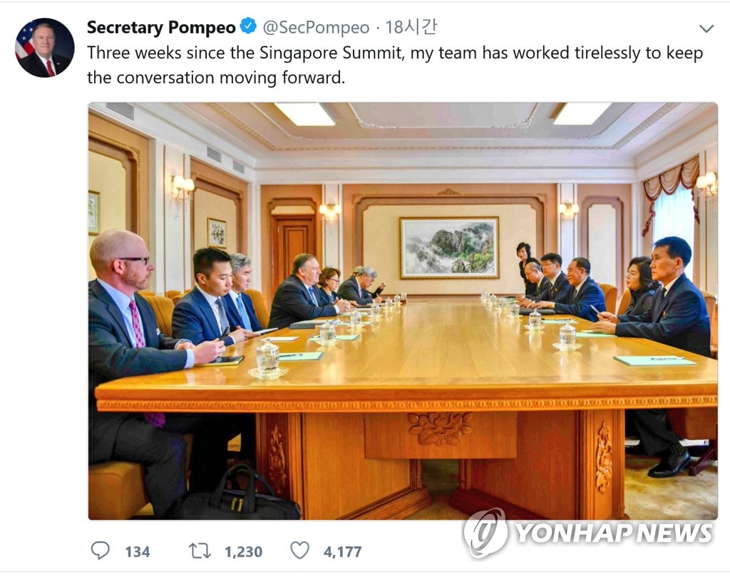 트위터로 회담 장면 공개한 폼페이오