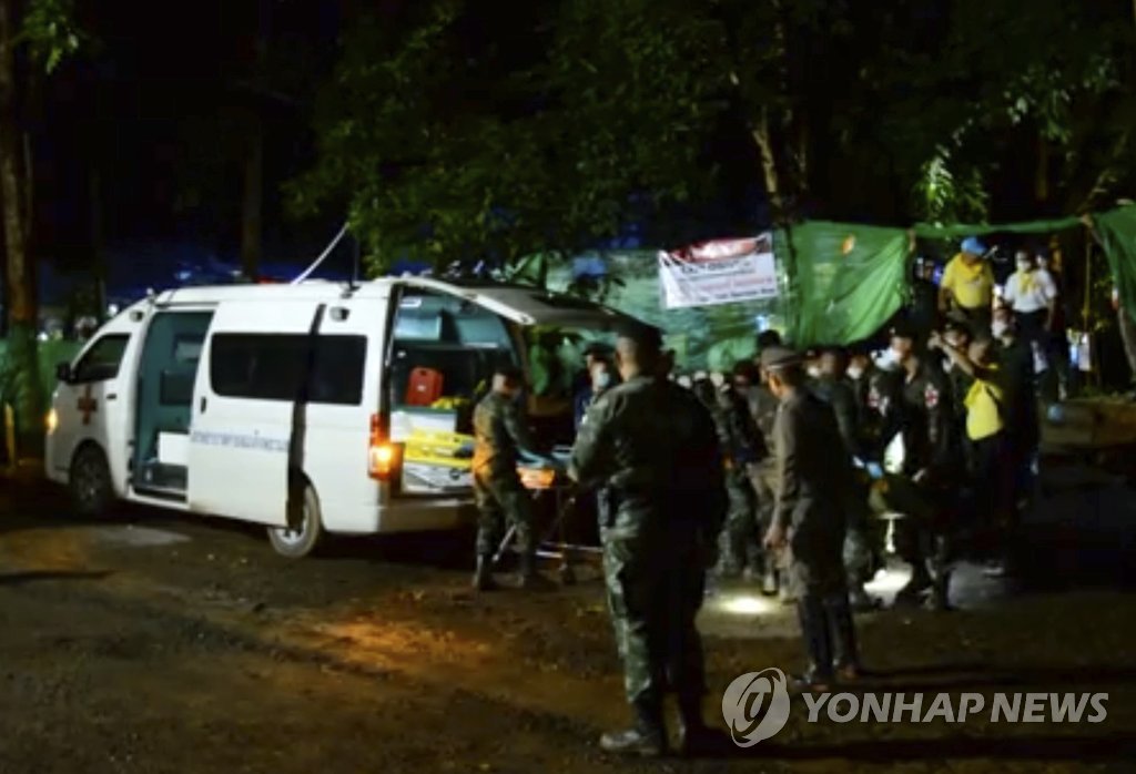 태국 '동굴소년' 4명 구조…남은 9명 구조에 나흘 걸릴 듯