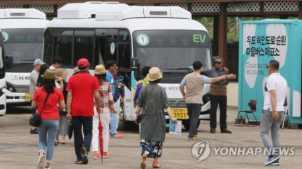 전기버스로 향하는 우도 관광객들