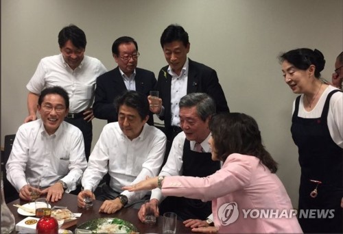 아베 총리, 폭우 중 여당 의원들과 술자리