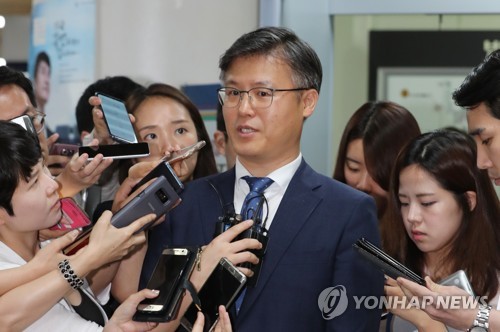 취재진 질문에 답하는 정호성