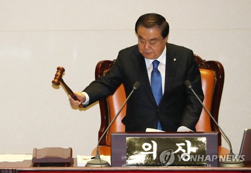 의사봉 두드리는 문희상