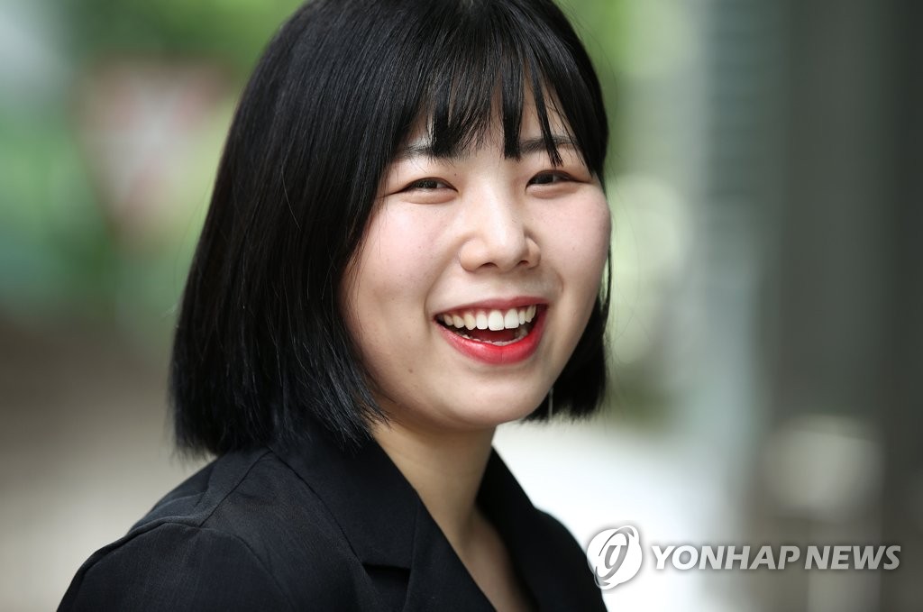 밝게 웃는 김가희