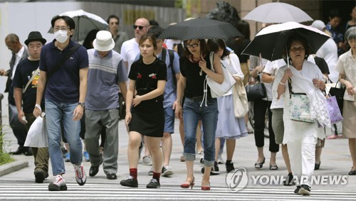 양산 쓴 도쿄의 행인들