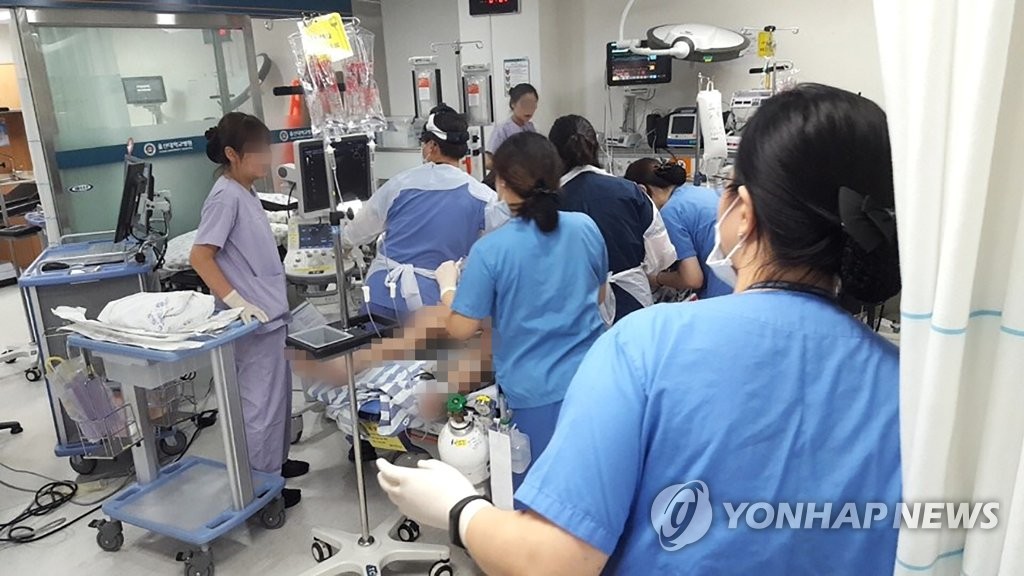 병원으로 이송된 포항 헬기 추락 부상자