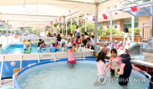풀장으로 변한 학교운동장