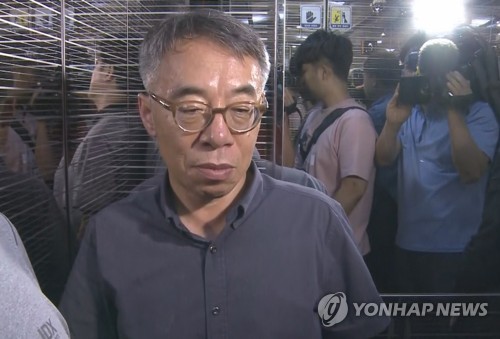 압수수색 중인 자택 나서는 임종헌 전 법원행정처 차장