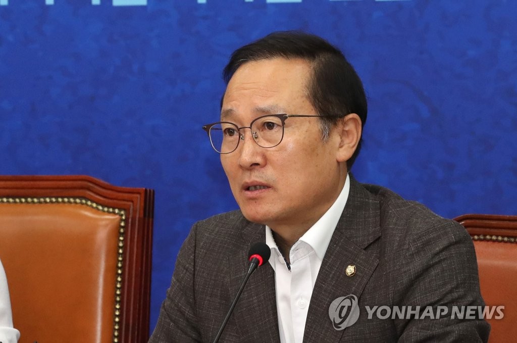 발언하는 홍영표 원내대표