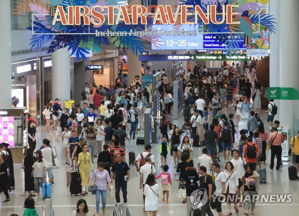 본격적인 휴가철을 맞아 인천국제공항 면세구역이 여행객들로 붐비고 있다.