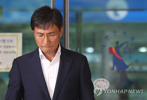 법원 나서는 안희정