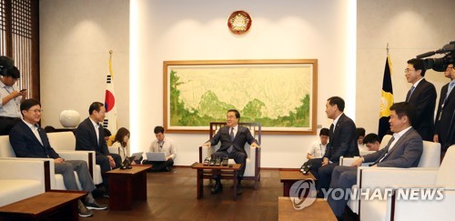 회동하는 국회의장과 교섭단체 원내대표들