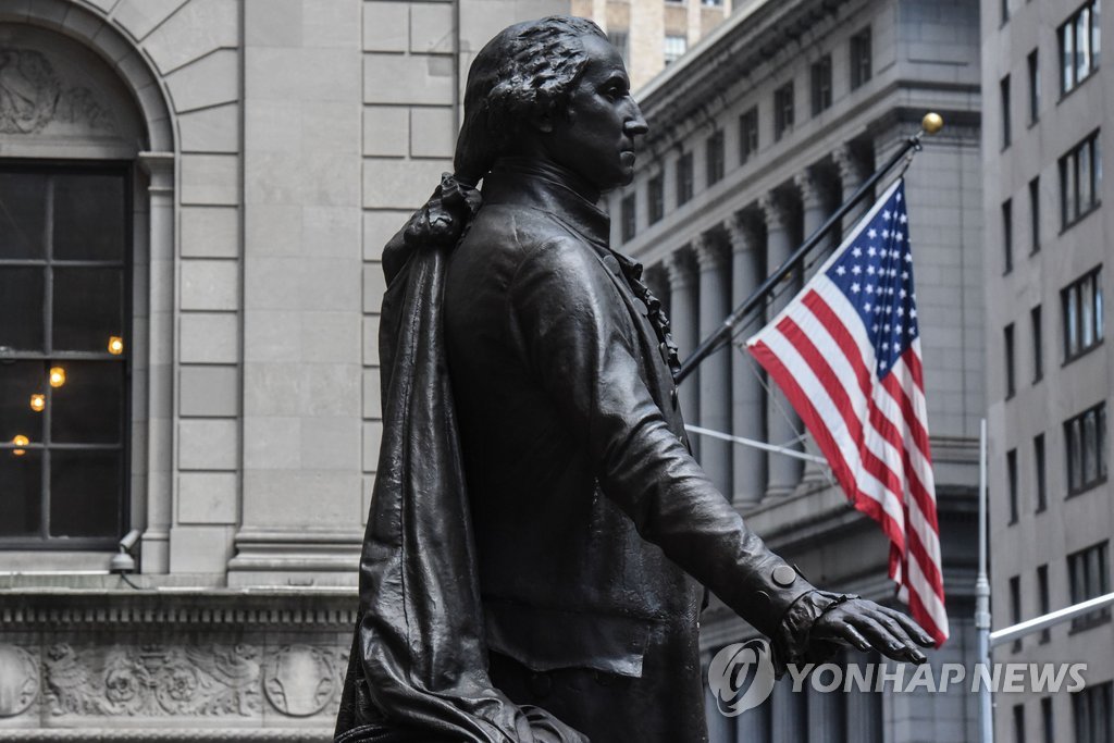 뉴욕 월가 뉴욕 증권거래소 근처에 서 있는 조지 워싱턴 초대 대통령 동상의 모습. [AFP=연합뉴스]