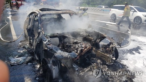 불에 탄 BMW 520d 승용차