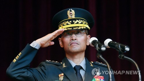 취임식서 경례하는 남영신 기무사령관