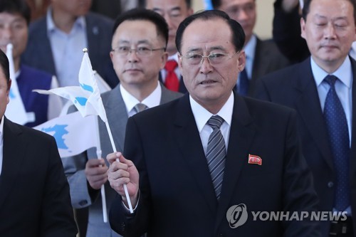 남측 도착한 북측 주영길 직총 위원장