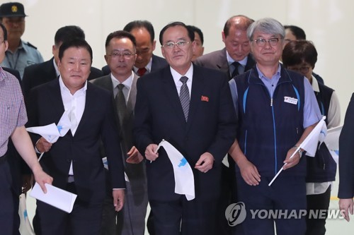 남측 도착한 북측 주영길 직총 위원장