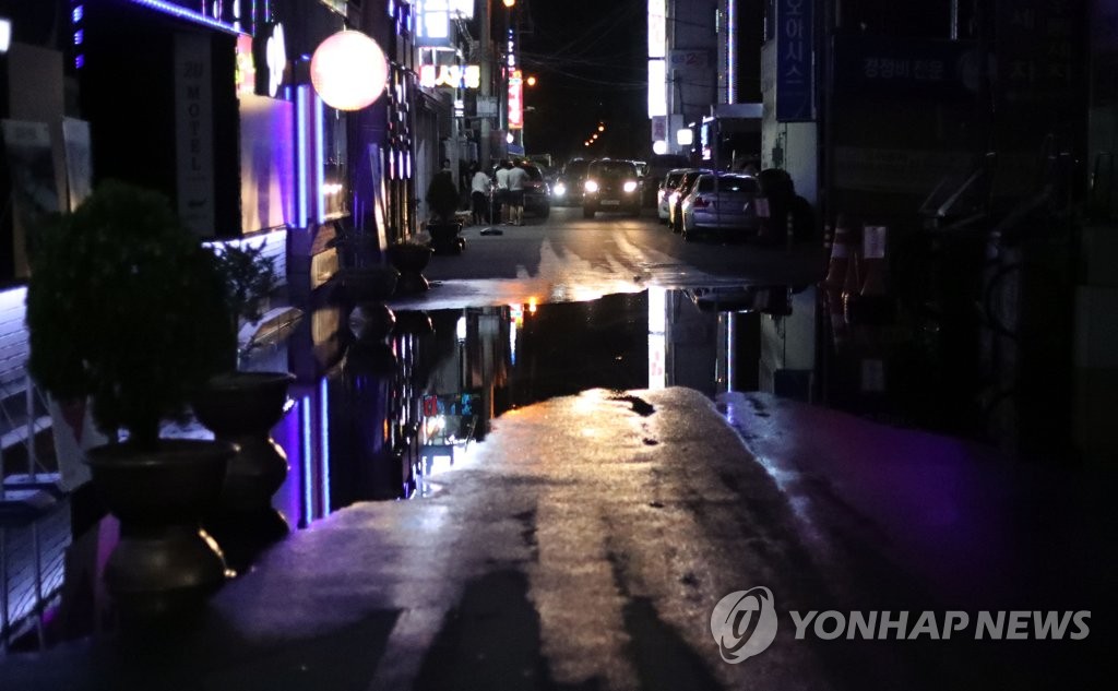 해수면 상승으로 물바다 된 도로