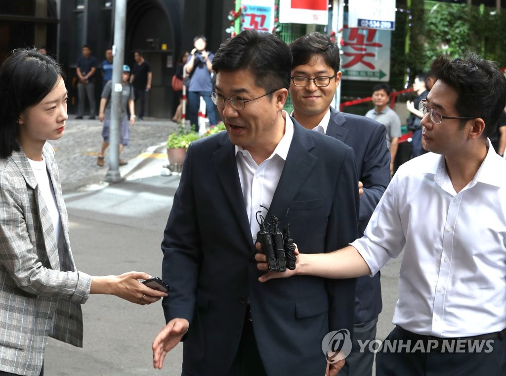 특검 출석하며 기자들의 질문 받는 송인배 정무비서관