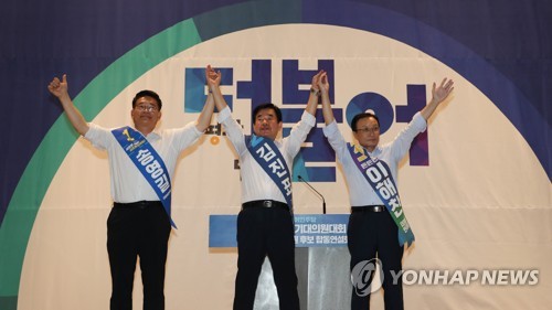 민주당 경북도당 대의원들에게 인사하는 당대표 후보들