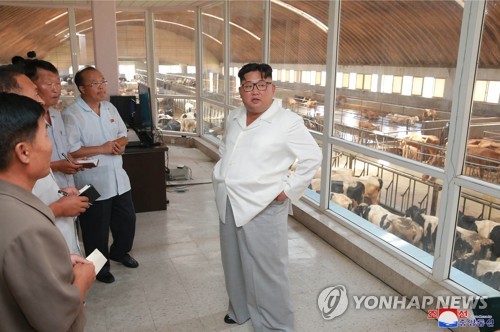 운곡지구종합목장 시찰하는 김정은