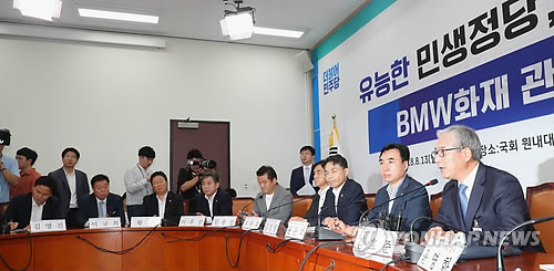 'BMW 화재 긴급간담회' 발언하는 김효준 회장
