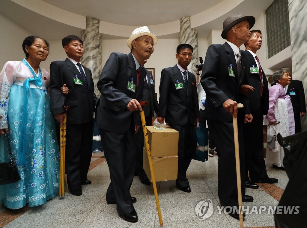 남측 가족에게 향하는 북측 가족들