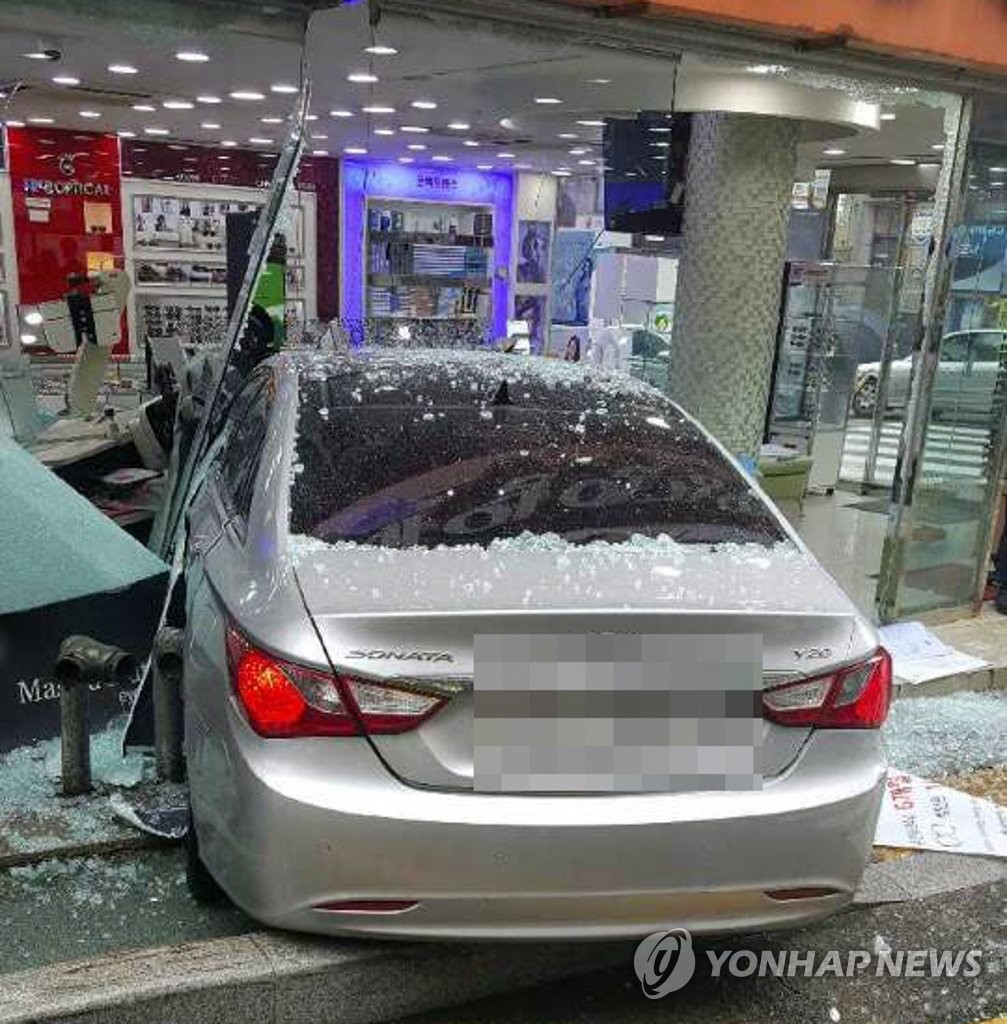안경점 돌진한 승용차