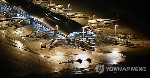 물에 잠긴 日 오사카 간사이공항