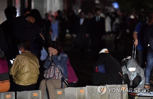 지진에 길가로 뛰쳐나온 삿포로 시민들..