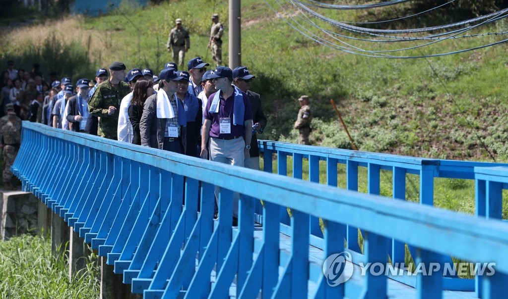 In this photo provided by the cultre ministry, South Korean Culture Minister Do Jong-whan and foreign diplomats stationed in Seoul walk onto the "Foot Bridge" during a visit to the Demilitarized Zone that separates the two Koreas, north of Seoul, on Sep. 7, 2018. The bridge is where South and North Korea's leaders strolled and talked during their summit on April 27. (Yonhap) 
