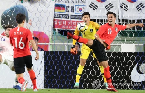 공 걷어내는 김영권
