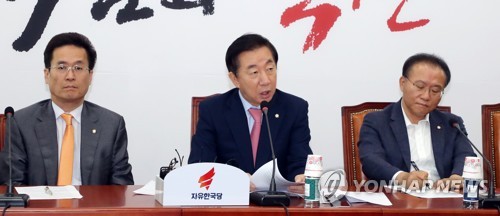 발언하는 김성태 원내대표