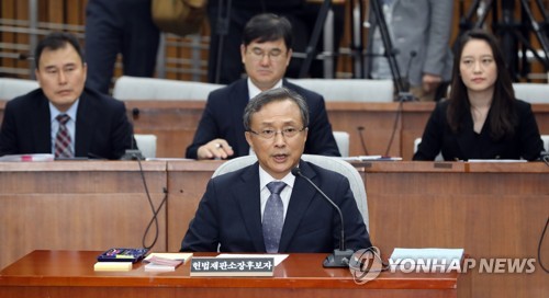 답변하는 유남석 헌재소장 후보자