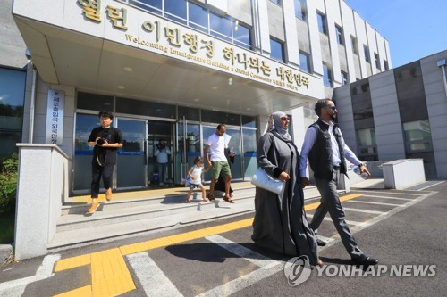 제주출입국·외국인청 나서는 예멘인 난민신청자들
