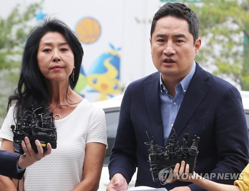 질문에 답하는 강용석 변호사