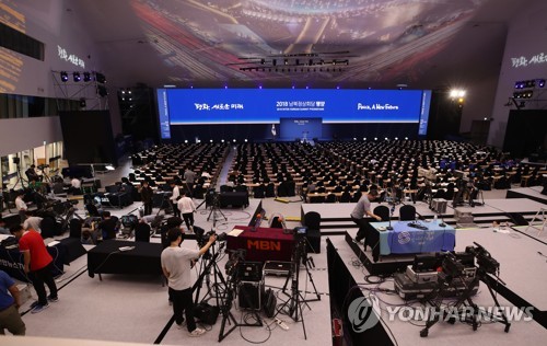 속속 모여들기 시작한 취재진