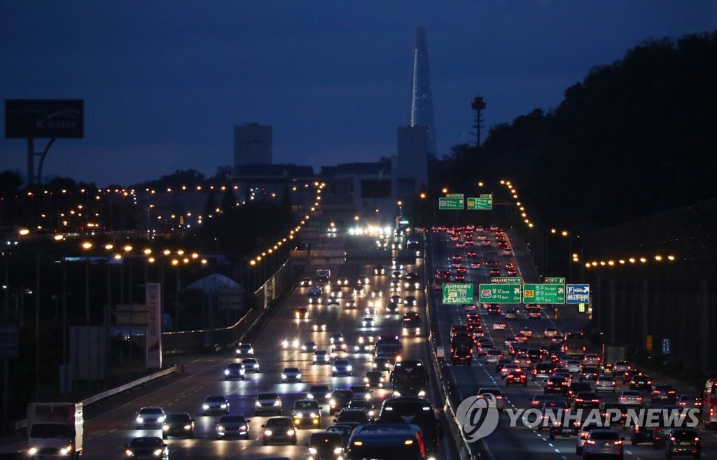 2018년 추석 연휴 마지막날 경기 성남 서울요금소에서 바라본 경부고속도로