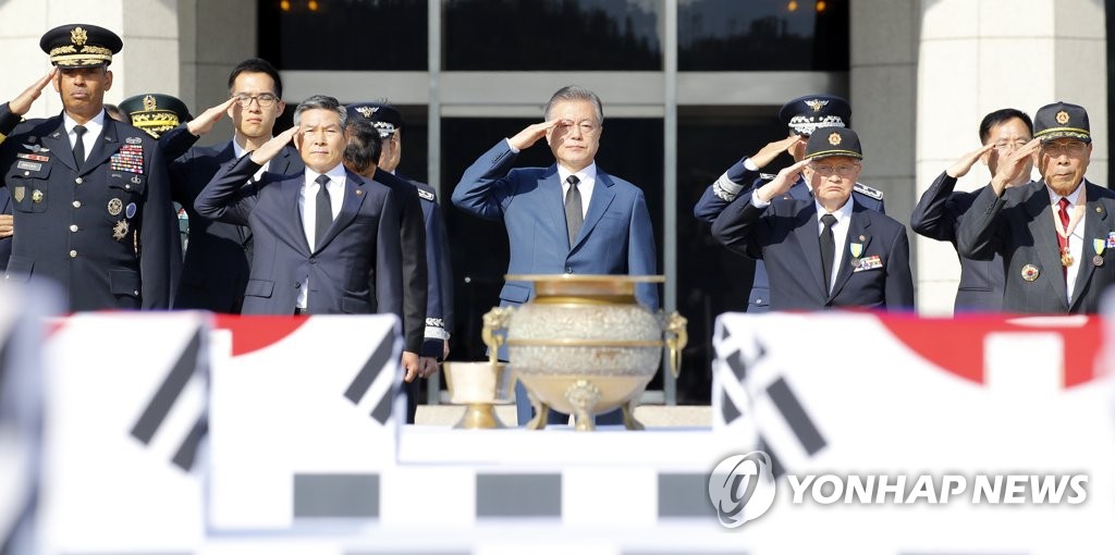 문 대통령, 봉환된 6.25 참전 국군 64위에 경례