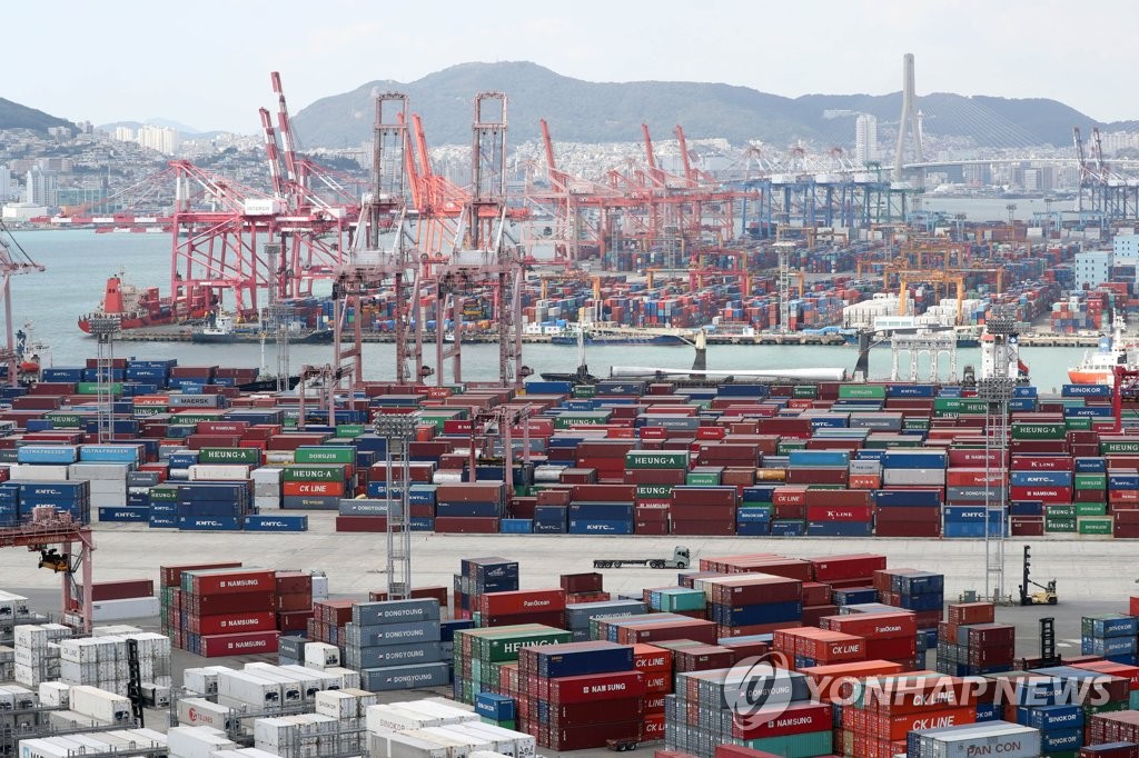 コンテナの積み下ろし作業が行われている釜山港（資料写真）＝（聯合ニュース）