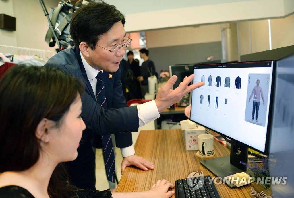 3D 가상 패션샘플 제작기업 방문한 성윤모 장관