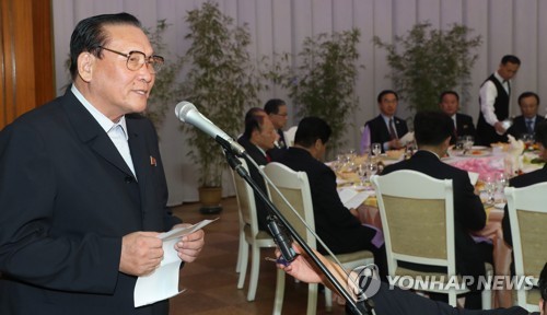 건배사 하는 북측 김영대 부의장